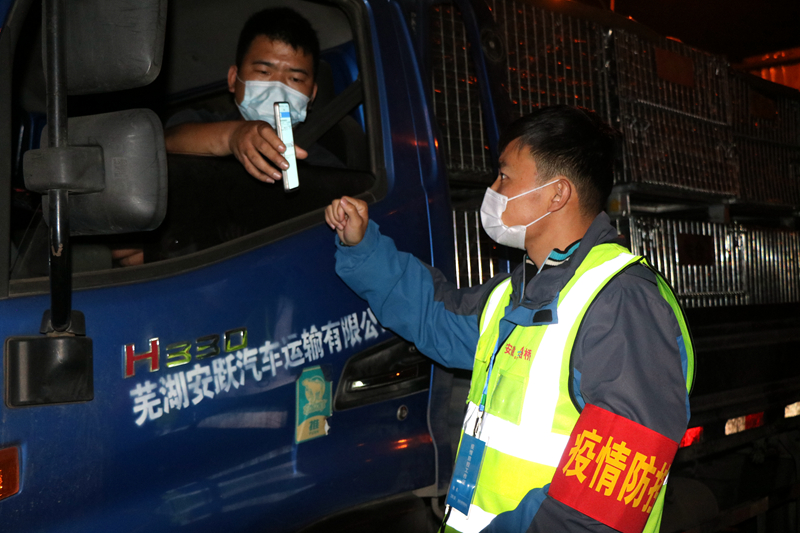 新一輪疫情發(fā)生后，安徽路橋迅速行動，組織全體職工和勞務工人進行全員核算檢測，筑牢疫情防控第一道防線。此外，還積極投身屬地疫情防控，踐行國企擔當。
