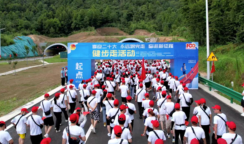 池州市團(tuán)委“喜迎二十大、奮進(jìn)新征程、永遠(yuǎn)跟黨走”健步走活動(dòng)在公司G318項(xiàng)目舉行6
