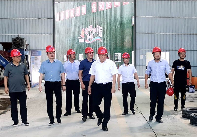 淮南市交通運輸局黨組書記、局長李輝到S16合周壽縣預(yù)制標(biāo)檢查指導(dǎo) - 副本